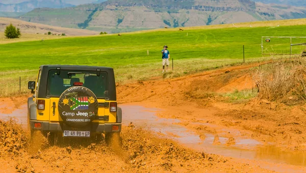 Harrismith, Güney Afrika - 02 Ekim 2015: 4x4 Drakensberg 'deki Camp Jeep' te Çamur Sürücü Eğitimi