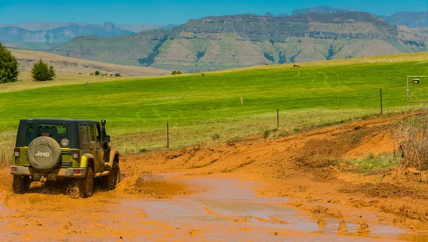 Harrismith, Güney Afrika - 02 Ekim 2015: 4x4 Drakensberg 'deki Camp Jeep' te Çamur Sürücü Eğitimi