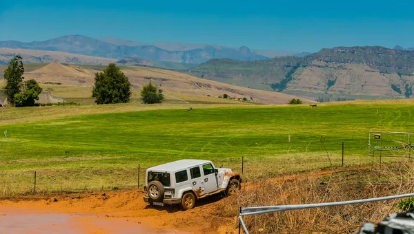 Harrismith, Güney Afrika - 02 Ekim 2015: 4x4 Drakensberg 'deki Camp Jeep' te Çamur Sürücü Eğitimi