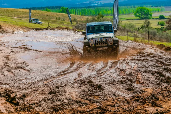 Harrismith, Güney Afrika - 02 Ekim 2015: 4x4 Drakensberg 'deki Camp Jeep' te Çamur Sürücü Eğitimi