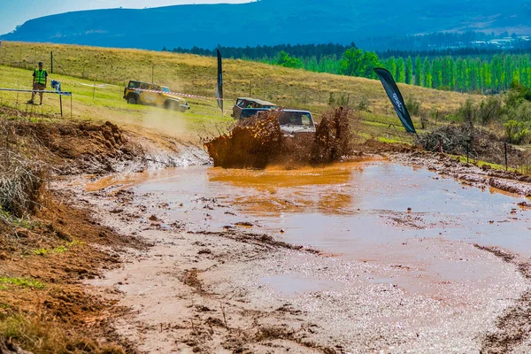 Harrismith, Güney Afrika - 02 Ekim 2015: 4x4 Drakensberg 'deki Camp Jeep' te Çamur Sürücü Eğitimi