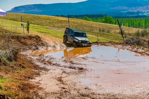 Harrismith, Güney Afrika - 02 Ekim 2015: 4x4 Drakensberg 'deki Camp Jeep' te Çamur Sürücü Eğitimi