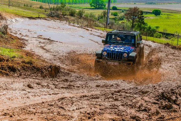 Harrismith, Güney Afrika - 02 Ekim 2015: 4x4 Drakensberg 'deki Camp Jeep' te Çamur Sürücü Eğitimi