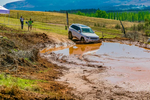 Harrismith, Güney Afrika - 02 Ekim 2015: 4x4 Drakensberg 'deki Camp Jeep' te Çamur Sürücü Eğitimi