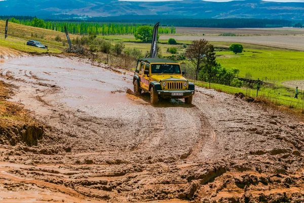 Harrismith, Güney Afrika - 02 Ekim 2015: 4x4 Drakensberg 'deki Camp Jeep' te Çamur Sürücü Eğitimi
