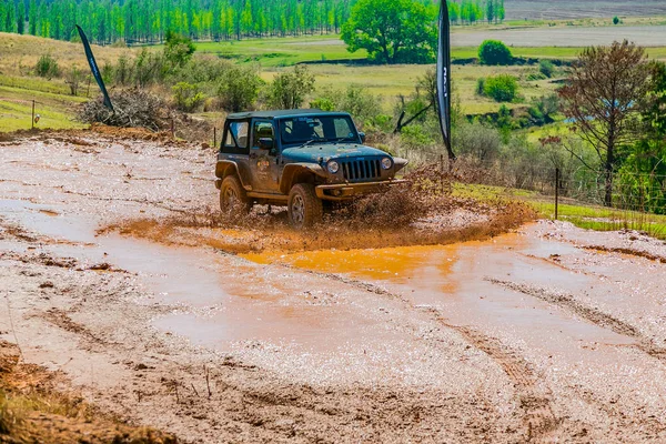 Harrismith, Güney Afrika - 02 Ekim 2015: 4x4 Drakensberg 'deki Camp Jeep' te Çamur Sürücü Eğitimi