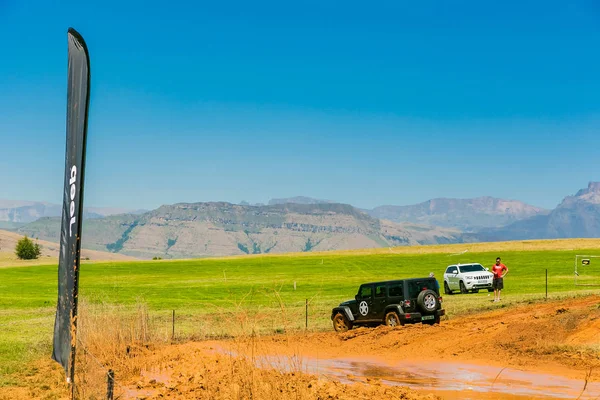 Harrismith, Güney Afrika - 02 Ekim 2015: 4x4 Drakensberg 'deki Camp Jeep' te Çamur Sürücü Eğitimi