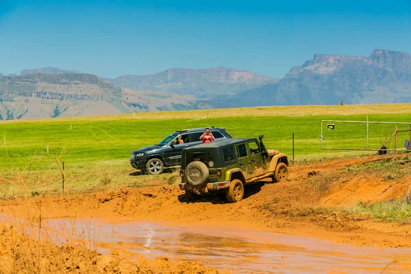 Harrismith, Güney Afrika - 02 Ekim 2015: 4x4 Drakensberg 'deki Camp Jeep' te Çamur Sürücü Eğitimi