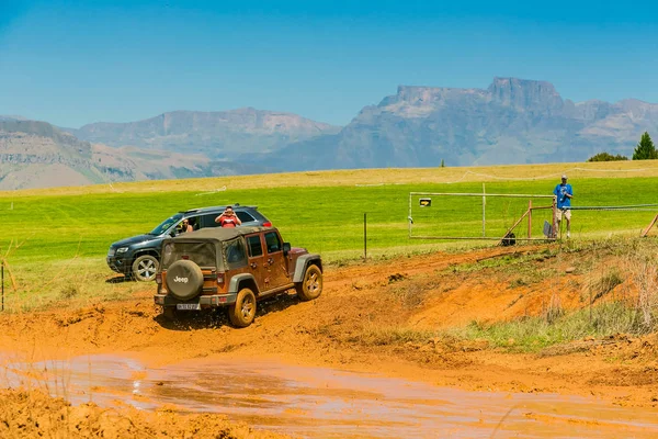 Harrismith, Güney Afrika - 02 Ekim 2015: 4x4 Drakensberg 'deki Camp Jeep' te Çamur Sürücü Eğitimi