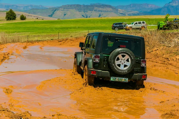 Harrismith, Güney Afrika - 02 Ekim 2015: 4x4 Drakensberg 'deki Camp Jeep' te Çamur Sürücü Eğitimi