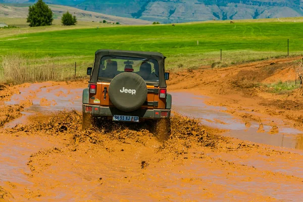 Harrismith, Güney Afrika - 02 Ekim 2015: 4x4 Drakensberg 'deki Camp Jeep' te Çamur Sürücü Eğitimi