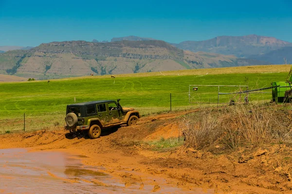 Harrismith, Güney Afrika - 02 Ekim 2015: 4x4 Drakensberg 'deki Camp Jeep' te Çamur Sürücü Eğitimi