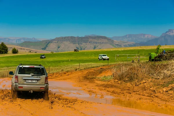 Harrismith, Güney Afrika - 02 Ekim 2015: 4x4 Drakensberg 'deki Camp Jeep' te Çamur Sürücü Eğitimi