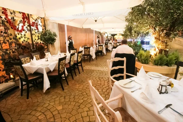 Johannesburg, Güney Afrika - 27 Kasım 2008: iç ve dış Akdeniz Restoran