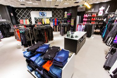 Johannesburg, Güney Afrika - 09 Ekim 2013: artı boyutu Giyim Mağaza şehir Chic Sandton şehrinde