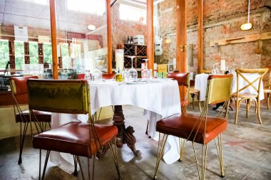 Johannesburg, Güney Afrika - 21 Şubat 2011: iç in Retro Bistro restoranda Sandton up-pazar alanı