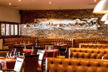 Booth tarzı restoran Diner Johannesburg, Güney Afrika - 07 Ağustos 2013: iç kahverengi iç