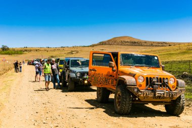 Harrismith, Güney Afrika - 02 Ekim 2015: 4x4 Dağ Yolu Sürücü Eğitimi Drakensberg 'deki Camp Jeep' te