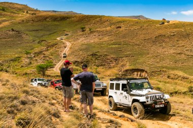 Harrismith, Güney Afrika - 02 Ekim 2015: 4x4 Dağ Yolu Sürücü Eğitimi Drakensberg 'deki Camp Jeep' te