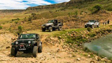 Harrismith, Güney Afrika - 02 Ekim 2015: 4x4 Dağ Yolu Sürücü Eğitimi Drakensberg 'deki Camp Jeep' te