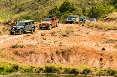 Harrismith, Güney Afrika - 02 Ekim 2015: 4x4 Dağ Yolu Sürücü Eğitimi Drakensberg 'deki Camp Jeep' te