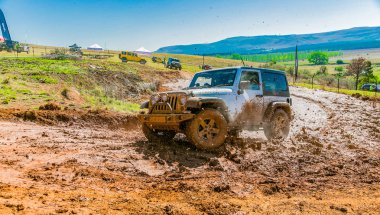 Harrismith, Güney Afrika - 02 Ekim 2015: 4x4 Drakensberg 'deki Camp Jeep' te Çamur Sürücü Eğitimi