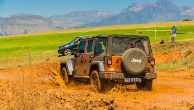 Harrismith, Güney Afrika - 02 Ekim 2015: 4x4 Drakensberg 'deki Camp Jeep' te Çamur Sürücü Eğitimi