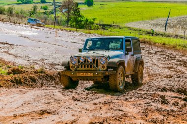 Harrismith, Güney Afrika - 02 Ekim 2015: 4x4 Drakensberg 'deki Camp Jeep' te Çamur Sürücü Eğitimi