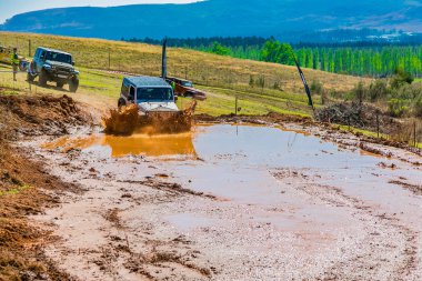 Harrismith, Güney Afrika - 02 Ekim 2015: 4x4 Drakensberg 'deki Camp Jeep' te Çamur Sürücü Eğitimi