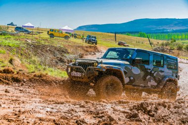 Harrismith, Güney Afrika - 02 Ekim 2015: 4x4 Drakensberg 'deki Camp Jeep' te Çamur Sürücü Eğitimi