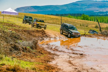 Harrismith, Güney Afrika - 02 Ekim 2015: 4x4 Drakensberg 'deki Camp Jeep' te Çamur Sürücü Eğitimi