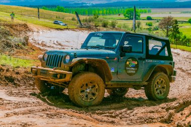 Harrismith, Güney Afrika - 02 Ekim 2015: 4x4 Drakensberg 'deki Camp Jeep' te Çamur Sürücü Eğitimi