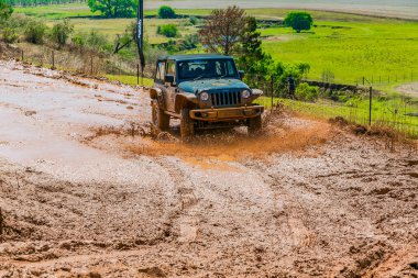 Harrismith, Güney Afrika - 02 Ekim 2015: 4x4 Drakensberg 'deki Camp Jeep' te Çamur Sürücü Eğitimi