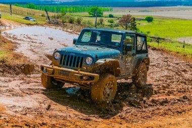 Harrismith, Güney Afrika - 02 Ekim 2015: 4x4 Drakensberg 'deki Camp Jeep' te Çamur Sürücü Eğitimi