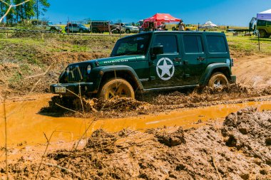 Harrismith, Güney Afrika - 02 Ekim 2015: 4x4 Drakensberg 'deki Camp Jeep' te Çamur Sürücü Eğitimi