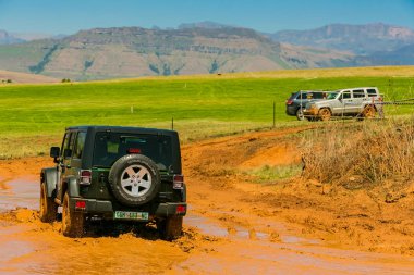 Harrismith, Güney Afrika - 02 Ekim 2015: 4x4 Drakensberg 'deki Camp Jeep' te Çamur Sürücü Eğitimi