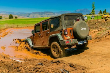 Harrismith, Güney Afrika - 02 Ekim 2015: 4x4 Drakensberg 'deki Camp Jeep' te Çamur Sürücü Eğitimi