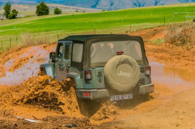 Harrismith, Güney Afrika - 02 Ekim 2015: 4x4 Drakensberg 'deki Camp Jeep' te Çamur Sürücü Eğitimi