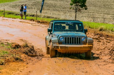 Harrismith, Güney Afrika - 02 Ekim 2015: 4x4 Drakensberg 'deki Camp Jeep' te Çamur Sürücü Eğitimi