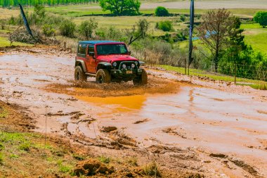 Harrismith, Güney Afrika - 02 Ekim 2015: 4x4 Drakensberg 'deki Camp Jeep' te Çamur Sürücü Eğitimi