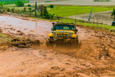 Harrismith, Güney Afrika - 02 Ekim 2015: 4x4 Drakensberg 'deki Camp Jeep' te Çamur Sürücü Eğitimi