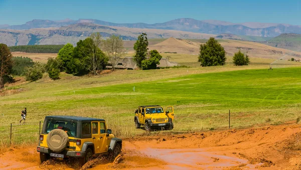 Harrismith, Güney Afrika - 02 Ekim 2015: 4x4 Drakensberg 'deki Camp Jeep' te Çamur Sürücü Eğitimi