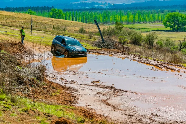 Harrismith, Güney Afrika - 02 Ekim 2015: 4x4 Drakensberg 'deki Camp Jeep' te Çamur Sürücü Eğitimi