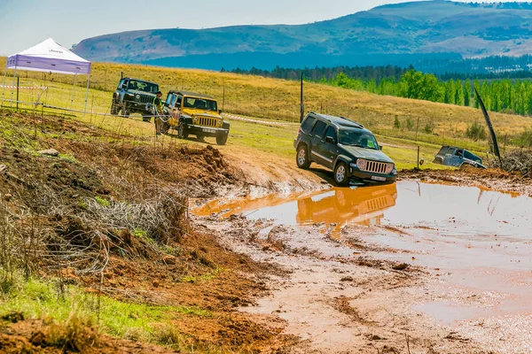 Harrismith, Güney Afrika - 02 Ekim 2015: 4x4 Drakensberg 'deki Camp Jeep' te Çamur Sürücü Eğitimi