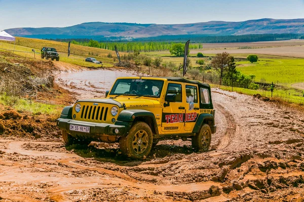 Harrismith, Güney Afrika - 02 Ekim 2015: 4x4 Drakensberg 'deki Camp Jeep' te Çamur Sürücü Eğitimi