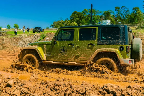 Harrismith, Güney Afrika - 02 Ekim 2015: 4x4 Drakensberg 'deki Camp Jeep' te Çamur Sürücü Eğitimi