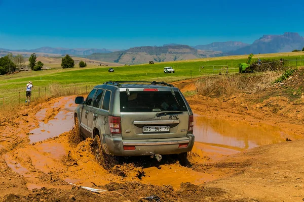 Harrismith, Güney Afrika - 02 Ekim 2015: 4x4 Drakensberg 'deki Camp Jeep' te Çamur Sürücü Eğitimi