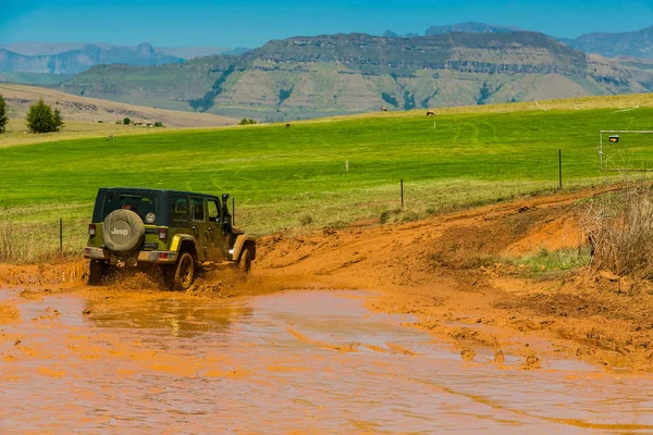 Harrismith, Güney Afrika - 02 Ekim 2015: 4x4 Drakensberg 'deki Camp Jeep' te Çamur Sürücü Eğitimi