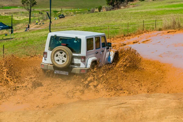 Harrismith, Güney Afrika - 02 Ekim 2015: 4x4 Drakensberg 'deki Camp Jeep' te Çamur Sürücü Eğitimi