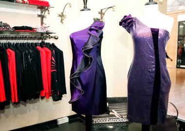 Johannesburg, Güney Afrika - 27 Nisan 2011: iç bir Up-Market kadının moda giyim perakende mağazası